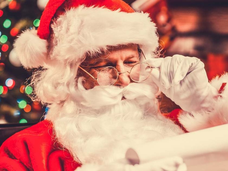 A képen a Mikulás látható, ahogy olvassa egy gyermek levelét.